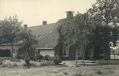 126012 Gezicht op boerderij Slangenrode (Lageweide 12) te Utrecht.N.B. Het adres is ca. 1950 gewijzigd in Lageweide 22.